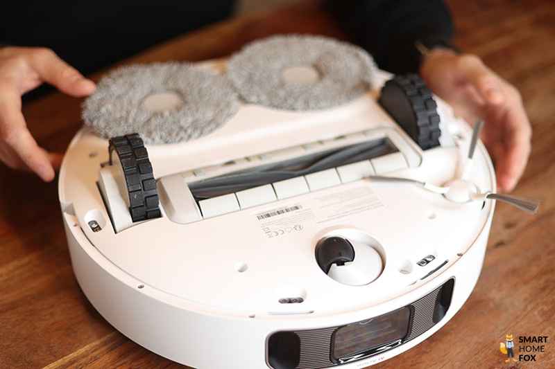 Das Wischtuch eines Dreame Saug-Wisch-Roboters ist von unten zu sehen.